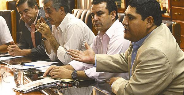 El jueves, EL DEBER organizó una mesa redonda. Líderes de la CAO, Cadex y IBCE piden flexibilización cambiaria; hay marcada molestia