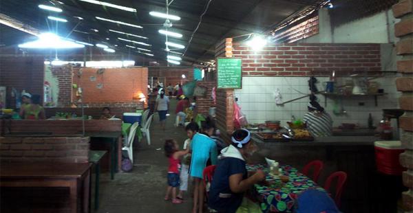 En el mercado, algunos comerciantes sienten que las ventas han bajado porque llegan menos turistas