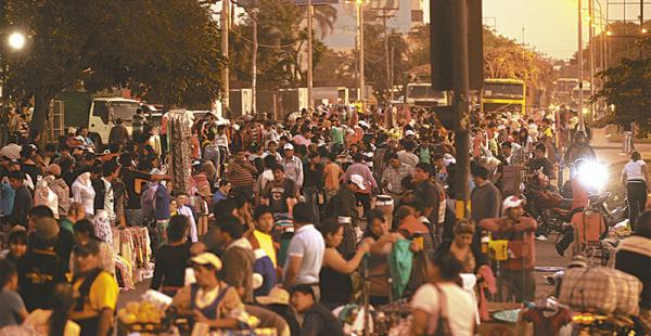 vendedores en plena vía la medida de los formales agravó el caos vehicular en la zona