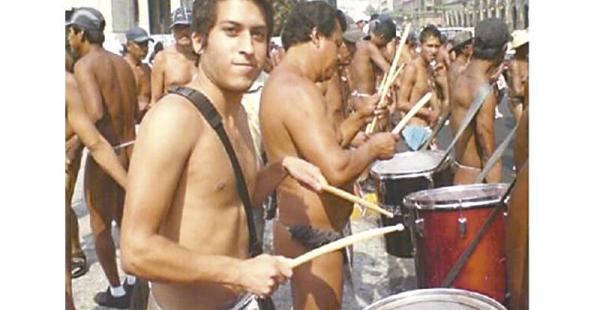 Ejecutan bailes típicos con una alegría que tiene más de carnaval que de un acto de protesta