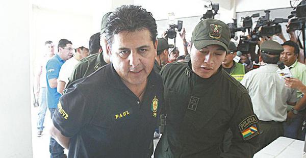 Fue detenido en un local público con la polera de un coronel