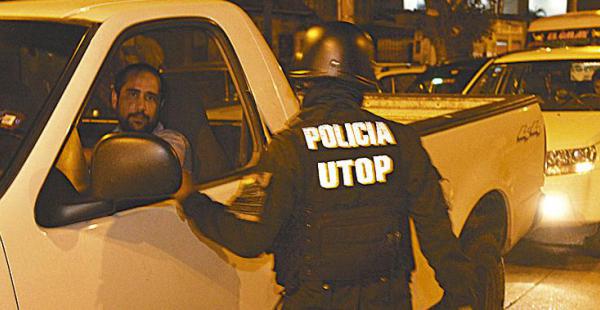 Los policías salieron a las calles en Santa Cruz