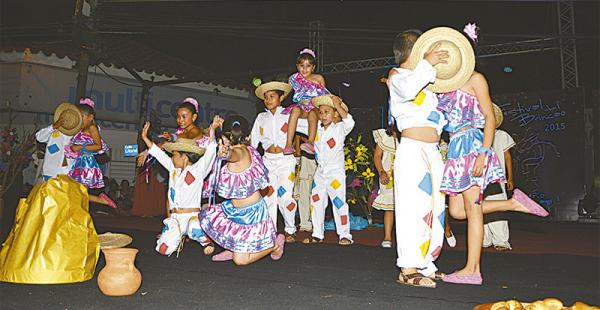 Anoche bailaron 11 grupos independientes junto a los seis finalistas