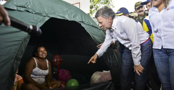 El presidente colombiano visitó por segunda vez a los refugiados en la zona fronteriza este sábado al mediodía