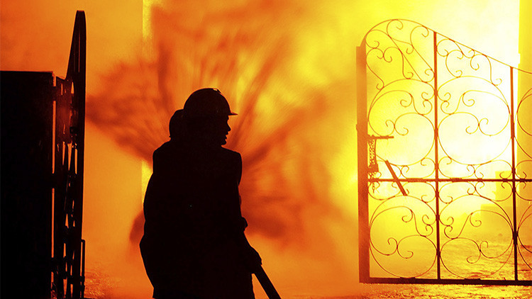 Al menos 6 muertos y más de 200 heridos en el incendio de un complejo residencial en Arabia Saudita