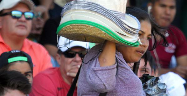 Los comerciantes aprovecharon para ofrecer gorros y sombreros para que la gente se proteja de los intensos rayos del sol