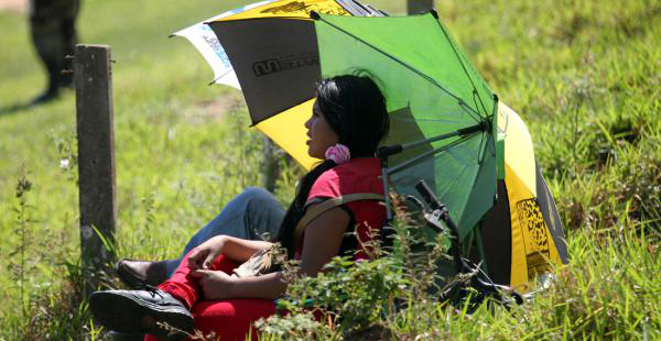La gente buscó la forma de protegerse de los rayos del sol. Las temperaturas sobrepasaron los 30ºC