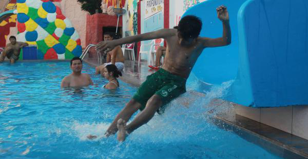 Las piscinas fueron una opción para la gente que buscó la forma de refrescarse en el fin de semana caluroso