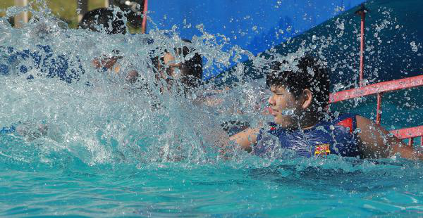 Las piscinas fueron una opción para la gente que buscó la forma de refrescarse en el fin de semana caluroso