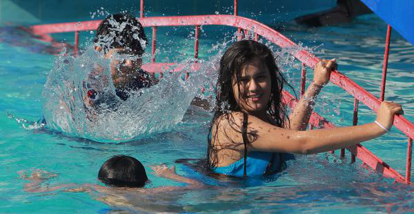 Ante el fin de semana caluroso, la gente asistió en gran cantidad a las piscinas