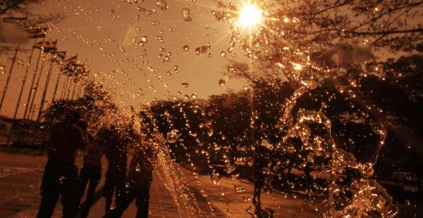 En Santa Cruz se tuvo un fin de semana caluroso que obligó a la gente a buscar la forma de refrescarse