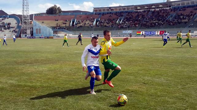 Los jugadores disputando el balón en el estadio de Oruro. Foto:Etzhel Llanque