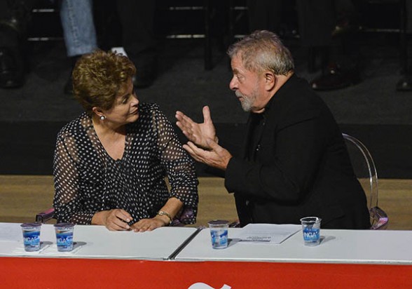 Luiz Inácio Lula da Silva conversa con Dilma Rousseff durante un encuentro en Belho Horizonte, en febrero pasado. -   Afp Agencia