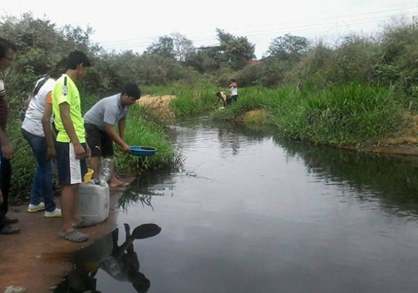 Pobladores intentan recoger el petróleo derramado en las aguas del río Magareño, ayer. - Radio Kawsachun Coca Periodista Invitado