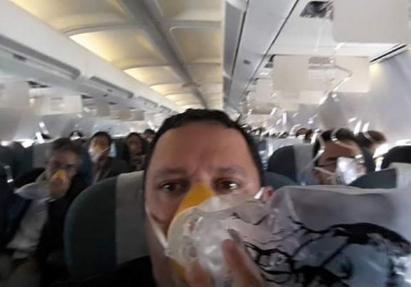 Los pasajeros del avión de BoA, con sus máscaras de oxígeno, ayer. | Luis Dorado -     Agencia
