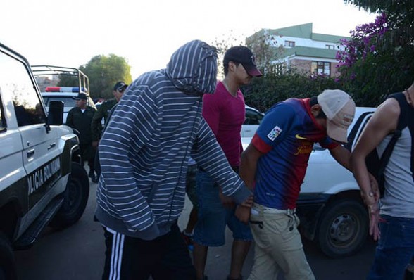 Incidentes entre hinchas de Wilstermann y Oriente deja dos heridos y 17 detenidos. - David Flores Periodista Invitado Incidentes entre hinchas de Wilstermann y Oriente deja dos heridos y 17 detenidos. - David Flores Periodista Invitado