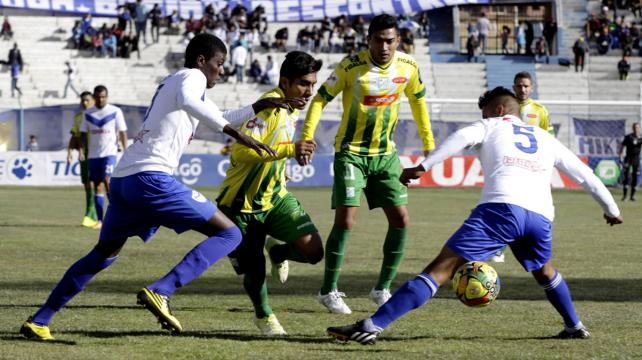 Carlos Enrique Áñez, de Oriente Petrolero intenta superar a dos rivales de San José. Foto. APG Noticias