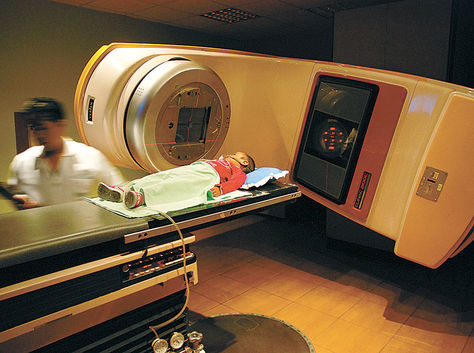 Sesión. Una niña es preparada para recibir segundos de radiación en uno de sus riñones, donde hay tejidos malignos.