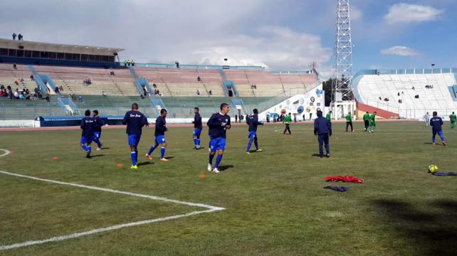 Los jugadores de San José haciendo el calentamiento previo al encuentro. Foto: Etzhel Llanque