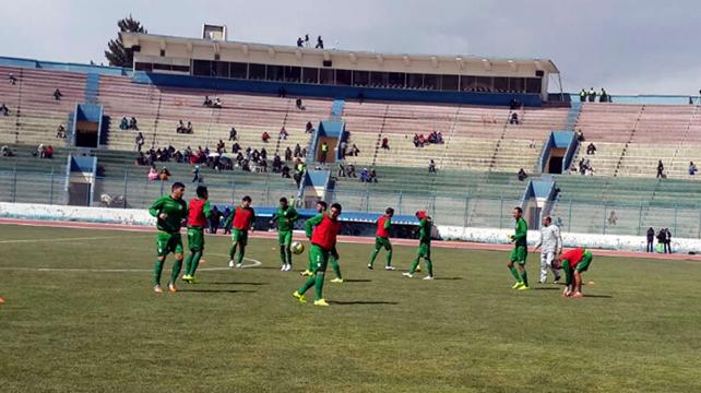 Los jugadores de Oriente Petrolero realizan el calentamiento antes de que inicie el compromiso. Foto: Etzhel Llanque