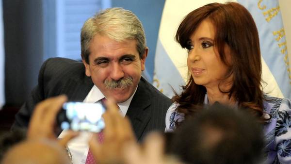 Aníbal Fernández junto a Cristina Kirchner en el acto por cadena nacional. (Pablo Aharonian / DyN)