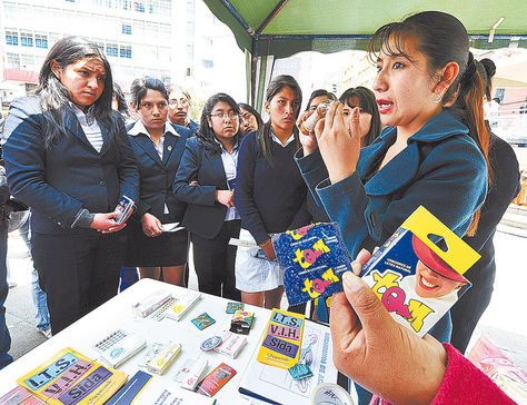 Anticonceptivos. Estudiantes de La Paz en feria informativa (2014).