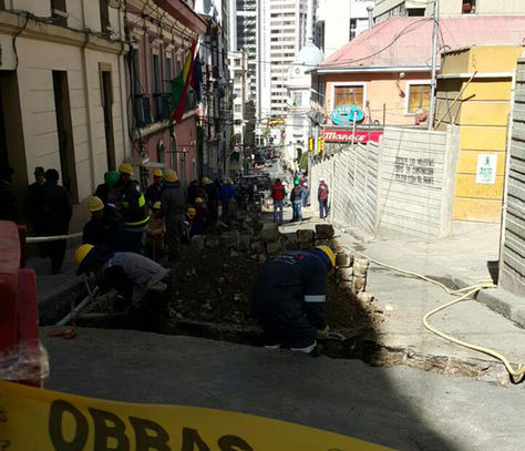 Esta parte de la calle Ayacucho queda cerrada por la construcción de la Casa Grande del Pueblo. Foto: La Razón