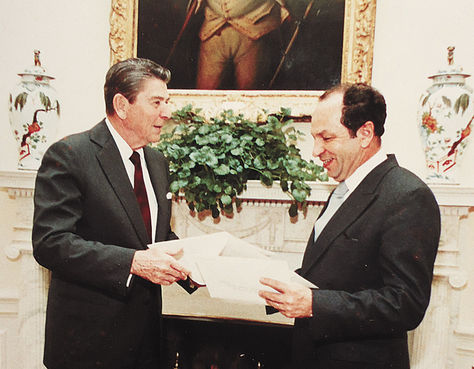 1982. Baptista, al entregar sus credenciales a Reagan en Washington.
