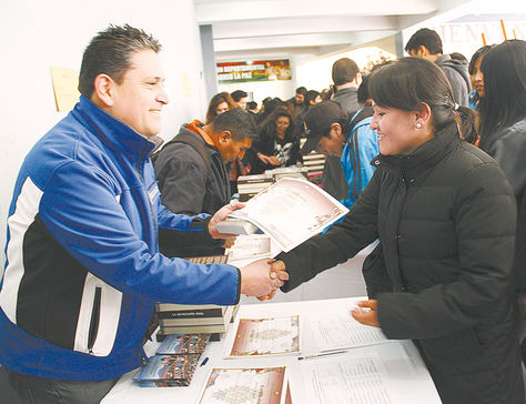 Capacitación. Un total de 2.520 funcionarios recibieron el domingo el certificado de habla aymara.