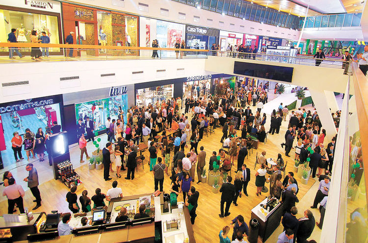 comercio. El Centro Comercial Las Brisas abrió sus puertas al público desde el miércoles. La inversión alcanzó unos $us 40 millones. Foto: Iván Condori