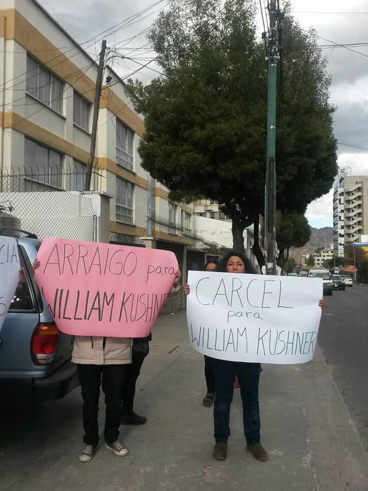 Un grupo de personas protesta en afueras de la Clínica del Sur en La Paz, lugar donde se encontraba internada Claudia A. A.. Foto: facebook Guimer Zambrana