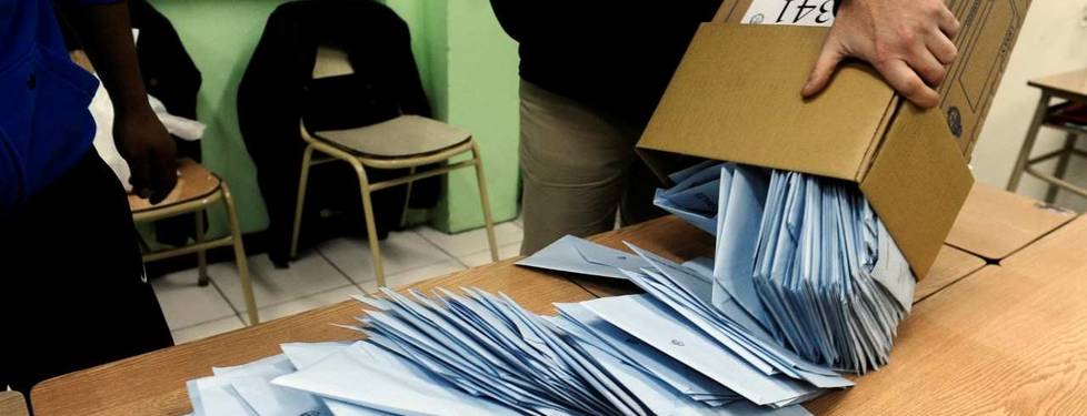Concluido en acto electoral abren una urna en una escuela de la Ciudad de Buenos Aires para el conteo de los votos. (Télam)