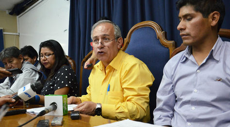 Costas durante la conferencia de prensa del TSE en Cochabamba