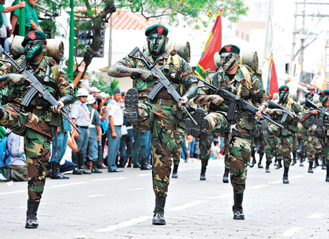 Desfile. Efectivos de las Fuerzas Armadas en un acto realizado en Santa Cruz.