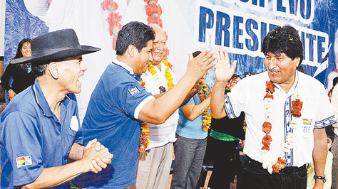 Encuentro. El Presidente saluda a dirigentes del departamento de Tarija que ayer celebraron un congreso.