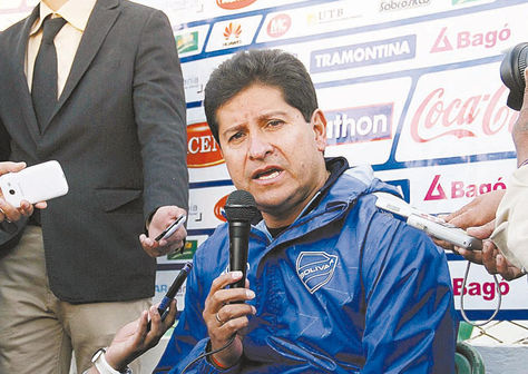 Entrenador. Eduardo Villegas, ayer cuando ofreció una conferencia de prensa en el estadio Siles.