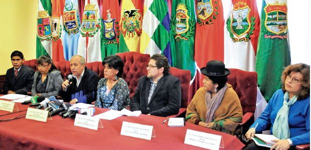 Los vocales del organismo electoral, ayer en la conferencia de prensa en el TSE.