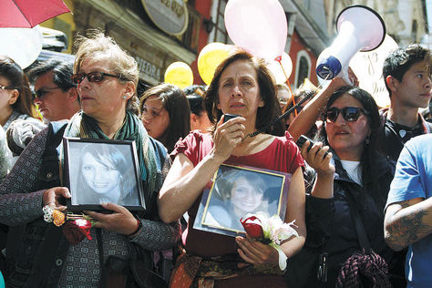 Familia. Helen A. (medio), madre de Andrea A., denunció el sábado la impunidad ante el feminicidio. Foto: Luis Salazar 