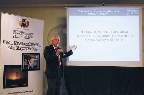 Información. El físico Hernán Vera durante la explicación sobre los beneficios que dará el centro nuclear.