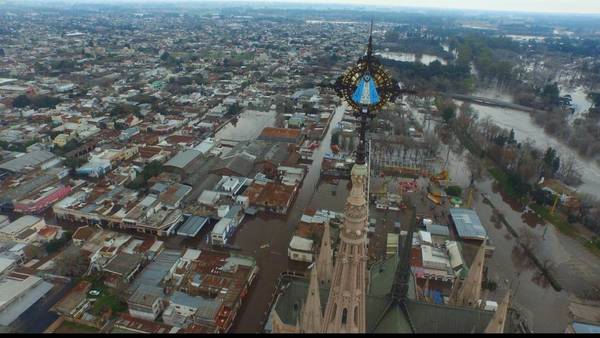 Inundación. La Basílica de Luján y los alrededores, tapados por el agua, en una imagen capturada por un dron. Hay al menos cinco barrios en estado desesperante.  Agustín Beltrame