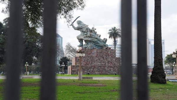 Desde la reja. Así se ve el espacio verde en el que está la estatua de Juana Azurduy, un lugar que, según un acuerdo, debería estar abierto al público. Foto: Lorena Lucca