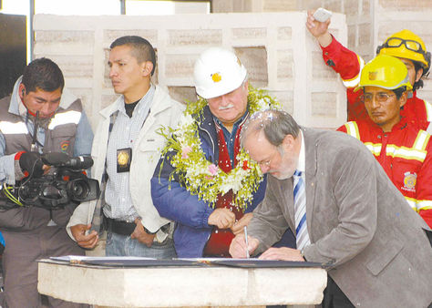uyuni. El director de K-UTEC, Heiner Marx, firma el contrato para la Planta de Carbonato de Litio. Foto: ABI
