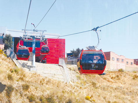 MASIVO. Cabinas de la Línea Roja rumbo a la 16 de Julio con siete y ocho usuarios el jueves 30 de julio. Foto: Jorge Quispe