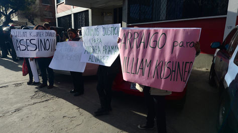 Manifestantes exigen justicia para Claudia Andrea en puertas de la Clínica del Sur, ayer. Foto: Alejandra Rocabado.