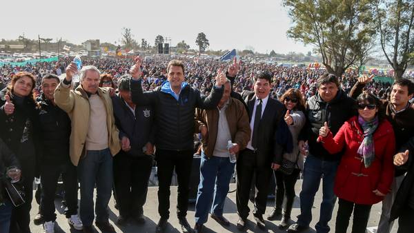 Massa con Solá, de campaña en Florencio Varela. (prensa FR)