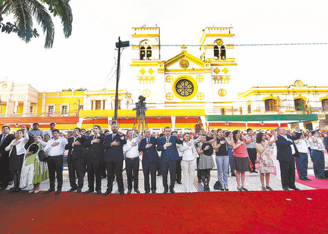Beni. Ministros y legisladores entonan el Himno Nacional en la plaza de la Santísima Trinidad, para homenajear al país.