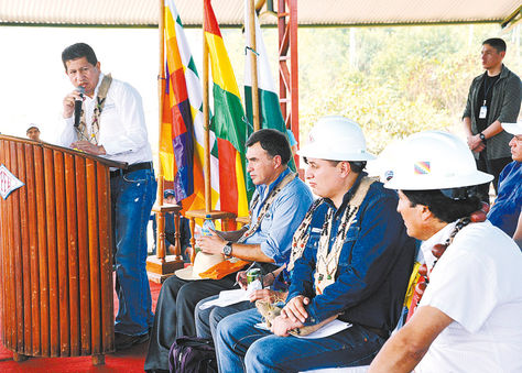 Pando. El ministro Luis A. Sánchez durante la inauguración de los trabajos de sísmica 2D en El Sena.