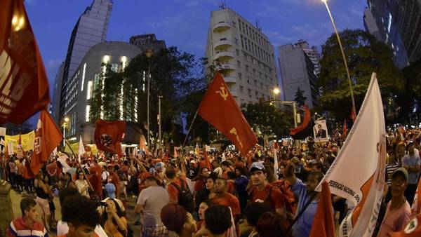 Partidarios. Una escena de la manifestación a favor del gobierno, ayer, en calles de Belo Horizonte (AFP).