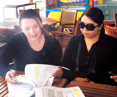 Pruebas. Familiares de Aranda muestran un informe médico, ayer. Foto: Franklin Blanco 