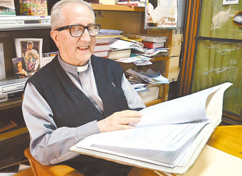 Religión. El padre Manzanera muestra solicitudes de nulidad de matrimonios.